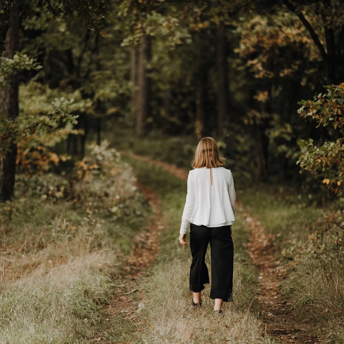 Leonie Ritschel geht einen Weg in den Wald