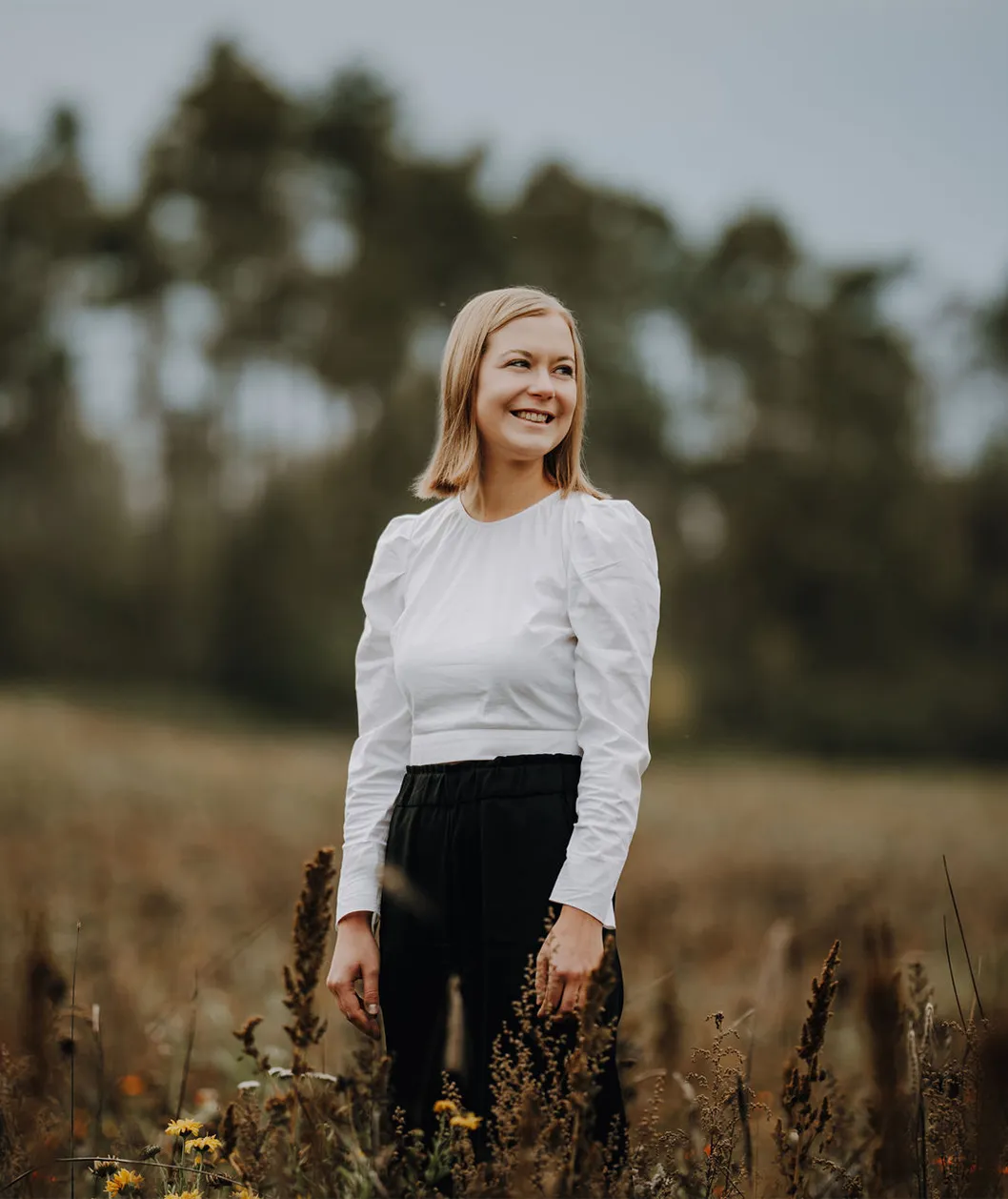 Leonie Ritschel steht in einem Feld